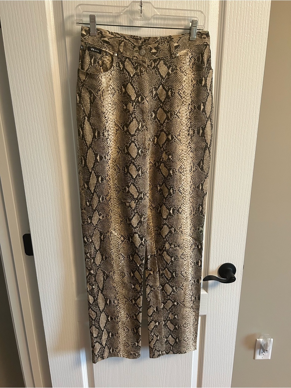 Snake-Print Cropped Jeans in Beige/Brown